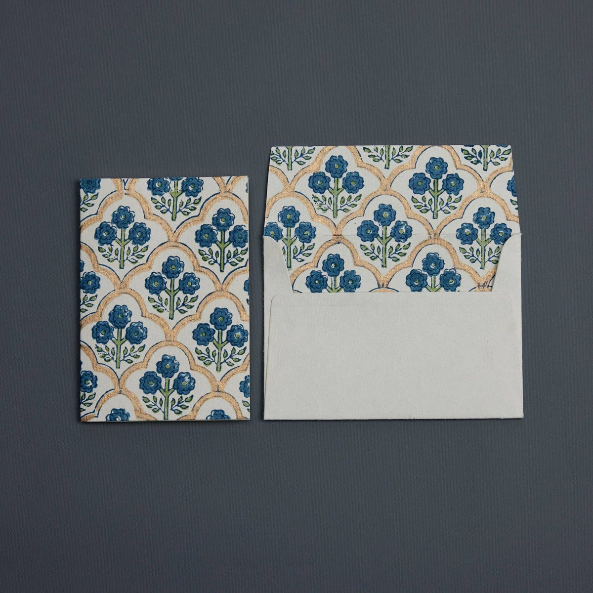 Carte fleurie – Treillage de fleurs bleues indigo