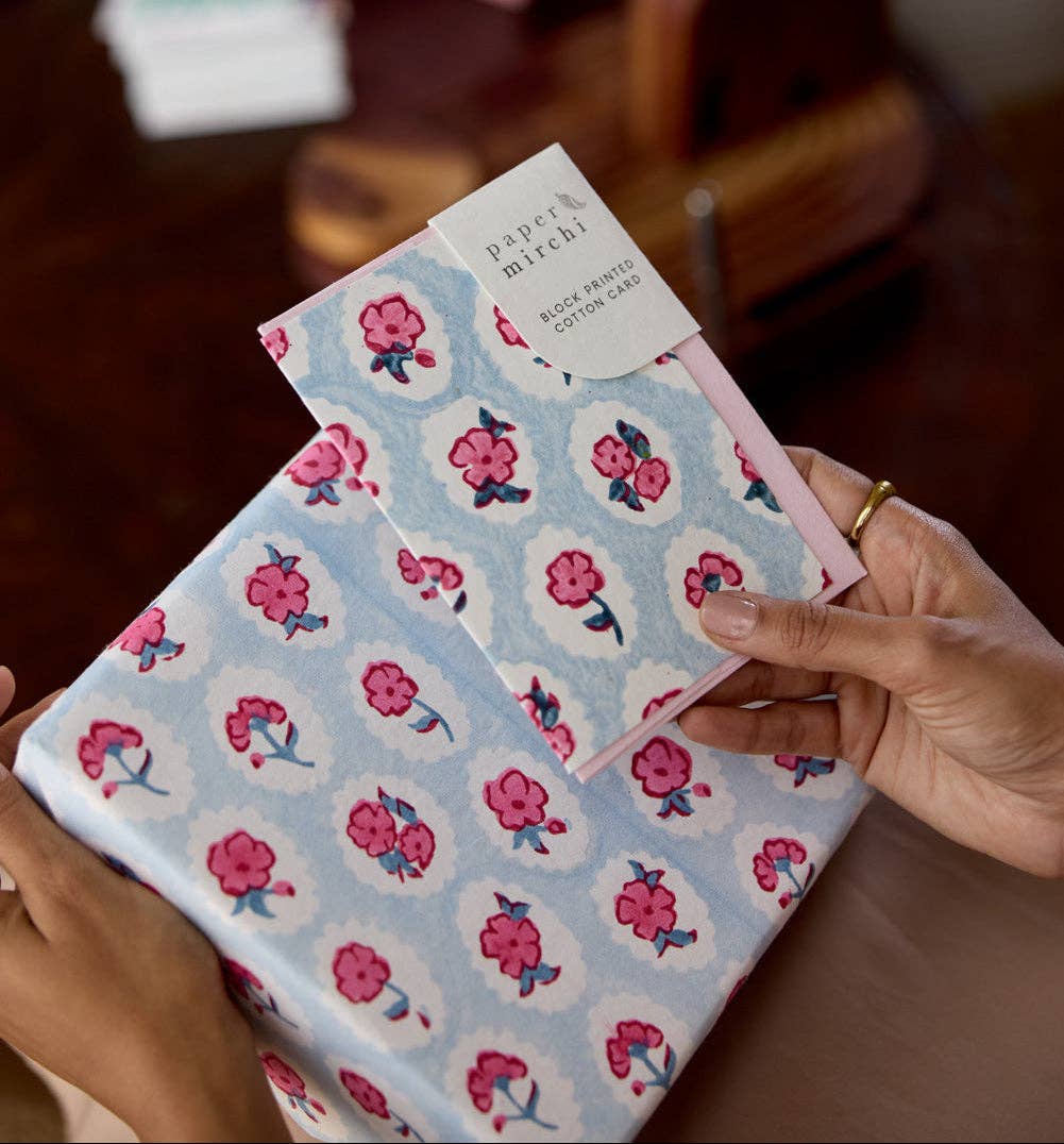 Carte fleurie – Fleurs roses sur fond bleu